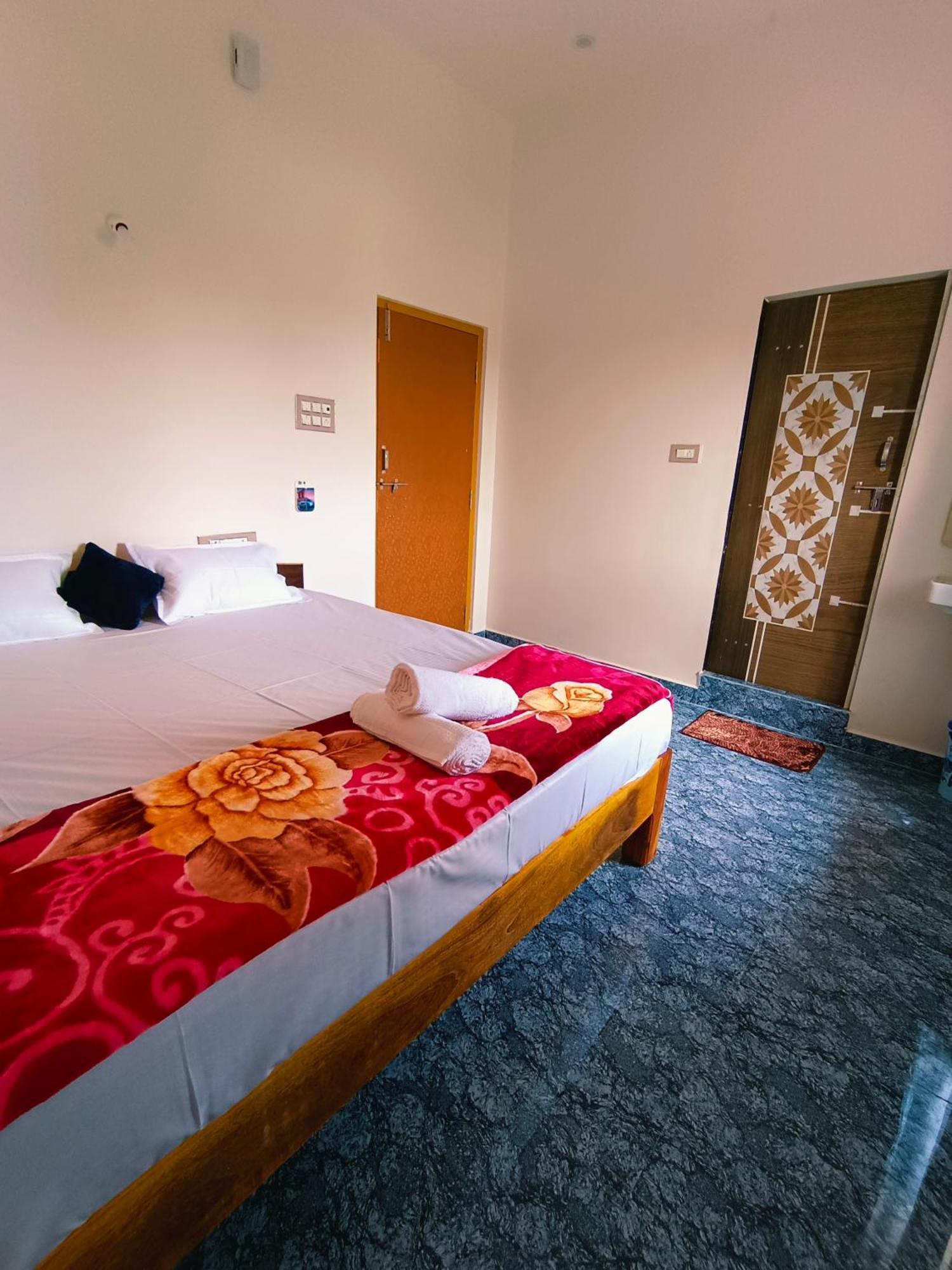 Hampi Anjana Home Stay Экстерьер фото
